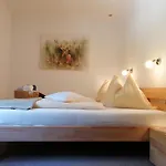 Enzianbrenner בית הארחה יאניג